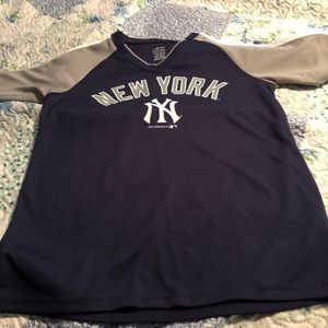 NWOT Unisex Genuine Yankees v-neck